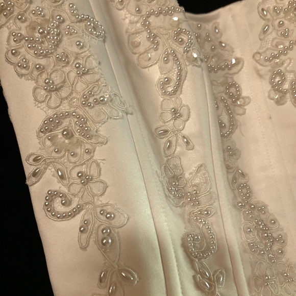 Cinderella style wedding gown - Picture 3 of 8